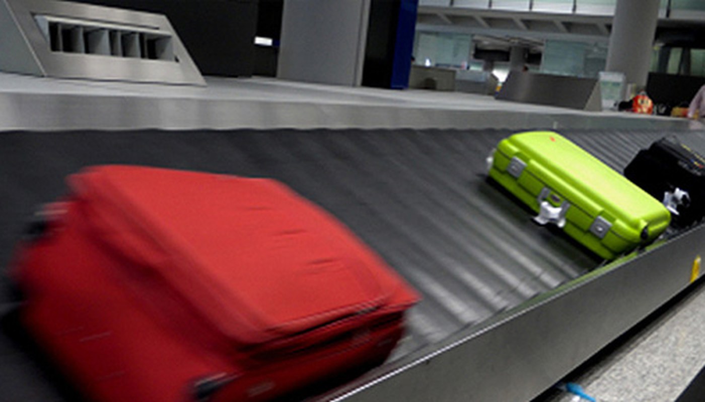 Automated baggage handling conveyor